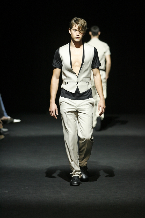 JEROEN VAN TUYL SPRING SUMMER 2007 MENSWEAR PARIS
© PHOTO PETER STIGTER